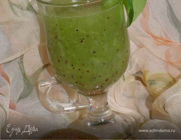 Зеленый чай и мяту заливаем горячей водой, даем им настояться 7-8 минут.
Спелый киви очищаем и разминаем.

Киви раскладываем по чашкам и заливаем его заваренным чаем с мятой. Добавляем сахар или мед по вкусу
и пьем на здоровье!