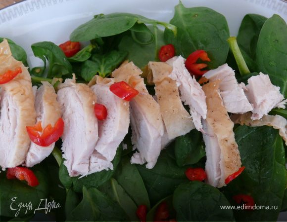 Шпинат помыть, высушить,Положить на тарелку.Мелко порезать перец и присыпать шпинат.Грудку порезать поперек(как можно тоньше), выложить на шпинатную подушку. 