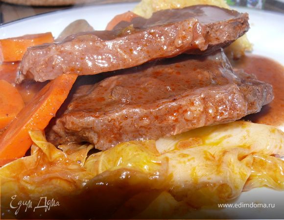 На дно толстостенной кастрюли положить несколько листьев капусты.Затем куски мяса.Потом слой овощей.Полить соусом.Бросить несколько зубков чеснока и лаврушку.Накрыть листьями капусты.Продолжать в том же духе, пока не закончатся продукты или место в кастрюле))).Закрыть все листьями капусты, вылить оставшийся соус.Тушить на меееедленном огне 1,5-2 часа