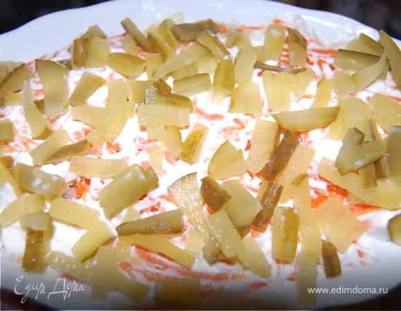 Морковку, свеклу, картошку сварила в мундире, как для селедки под шубой. Трем на терке овощи, соленый огурец режем тоненькими соломками. Укладываем все слоями на мясной слой в такой последовательности: морковка, огурцы, свекла, все слоя промазываем майонезом, украшаем сверху грецкими орехами! Все! Приятного аппетита и с наступающим Рождеством Христовым!