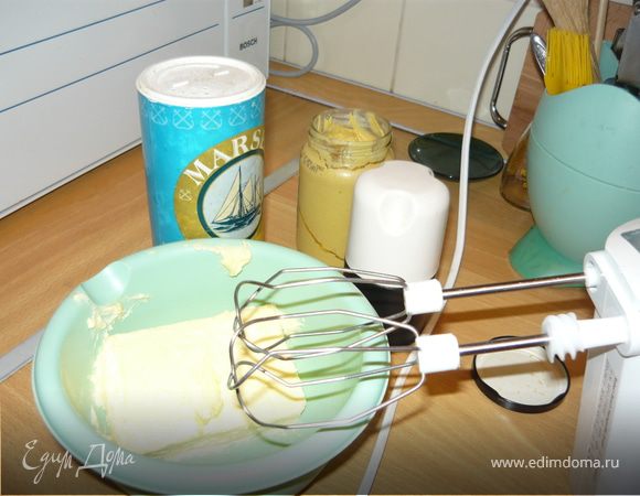 Сначала надо взбить масло - естественно для этого оно должно размягчиться при комнатной температуре. Делать это можно ручным венчиком, в блендере, в ступке, взбивая его пестиком, и даже просто обратной стороной деревянной ложки. 