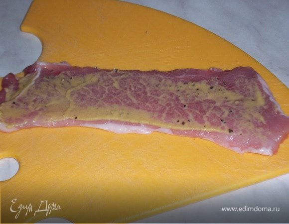 Каждый кусочек слегка присолить, поперчить и смазать с одной стороны горчицей. 