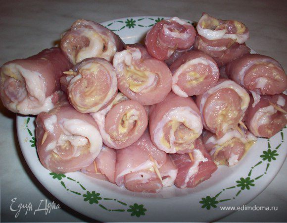 Свернуть рулетиком горчицей во внутрь, закрепить зубочисткой. уса. 