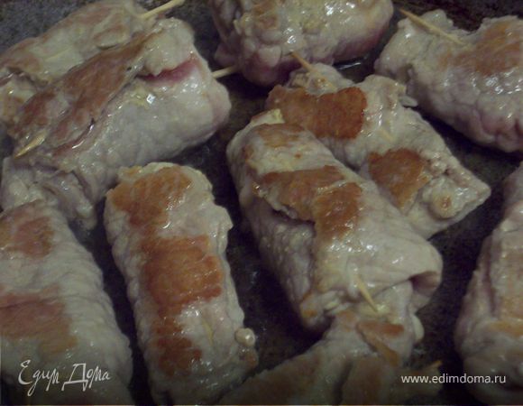 Обжарить рулетики на растительном масле до золотистой корочки. 