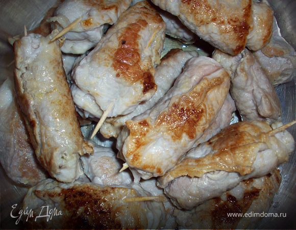 Обжаренные рулетики уложить в сотейник. 