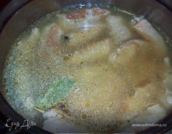 Залить рулетики подготовленным заранее бульоном и тушить до готовности мяса. 