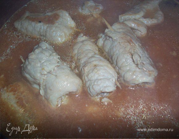 По окончании приготовления в бульон добавить томатной пасты добавить желаемые пряности и можно "затянуть" до состояния соуса мукой, предварительно разведенной в холодной воде до состояния жидкого теста (я называю болтушкой) или крахмалом. Это уж кто как любит.