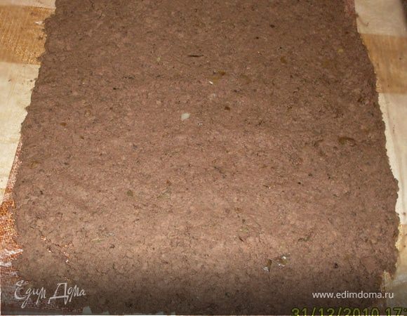 Печень (если есть время вымачиваем в молоке с водой(1:1) ок.1часа). Если печень не мороженная, а с рынка свежая, то я не вымачиваю.
Печень режем на куски и обжариваем на масле с луком и морковью до готовности.Не забываем посолить, поперчить. Пропускаем все через мясорубку (лучше через мясорубку, чем в блендере измельчать). На пищевую пленку или целлофановый пакет укладываем и разминаем руками слой печени. 
  