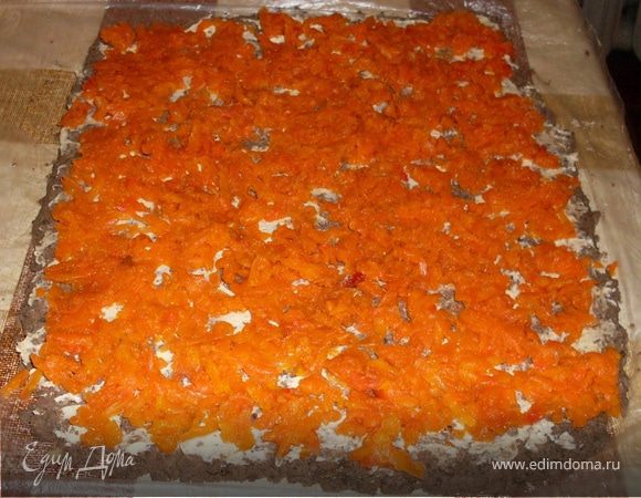 Затем сверху трем вареную морковь