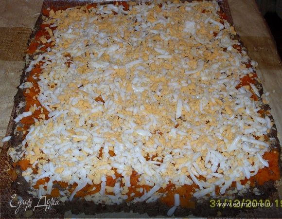 Затем измельченные вареные яйца