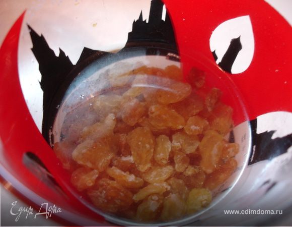 Сначала займёмся сырниками. :))
Изюм залить кипятком и дать набухнуть.