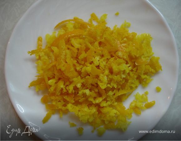 Цедру 1 апельсина натереть на средней тёрке. Апельсин лучше предварительно отмочить в воде несколько суток.