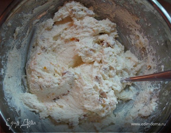 Творог, яйца, мёд, соль, муку, сахар, ванильный сахар смешать в миске до однородной массы. Добавить 2 ч.л. цедры, изюм, 0,5 ч.л. молотого имбиря. (Можно еще добавить 1 ст.л. мандаринового ликёра.)