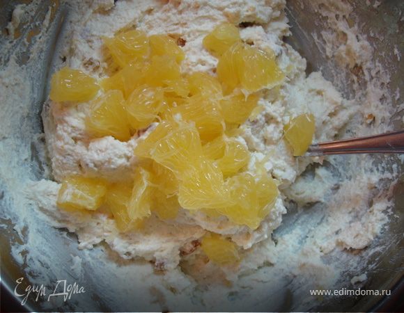 1 апельсин очистить, удалить все плёнки, добавить в тесто, хорошо перемешать.
