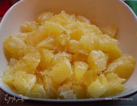 Апельсиновые сырники готовы, теперь перейдём к апельсиновому варенью. :))
Мой вариант варенья ускоренный - я использовала желефикс 2:1, что позволяет не только сохранить драгоценное время, но и сахар.:)) Так как на 2 части фруктов нужно брать всего 1 часть сахара.
Итак...
4 апельсина очистить, удалить все плёнки и нарезать кусочками. Довольно хлопотное занятие, но это самое сложное из всего остального процесса, да и результат будет стоить потраченного времени.:)) Мой совет - кусочки нарезать покрупнее, тогда в варенье они будут чувствоваться, это очень вкусно.:)