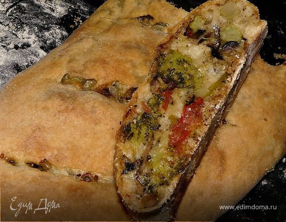 На оливковом масле протушить -лук, чеснок, добавить болгарский перец, брокколи, грибы и оливки. Протушить минут 10-15.
Раскатать тесто в прямоугольник, довольно тонко. Смазать оливковым маслом, выложить остывшую начинку, сыр. Свернуть рулетом. Выложить на присыпаный мукой противень. Сделать надрезы сверху.
Печь при 190С 35-40 мин.