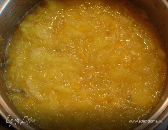 В кострюле смешать содержимое пакетика желефикса с 2 ст.л. сахара, добавить нарезанные апельсины, хорошо перемешать. Добавить 10 зёрен кардамона, 1 ч.л. тёртого свежего имбиря, оставшуюся апельсиновую цедру, сок 0,5 лимона. Все хорошо перемешать и довести до кипения.