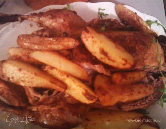 моем утку,удаляем внутрение органы (легкие и почки), внутрений жир удаляем, но не выбрасываем,
обсушиваем бумажным полотенцем,
готовим маринад из подсолнечного масла, выдавленного или рубленного чеснока, соли, перца сока лимона и мандаринов.
Обмазываем утку маринадом, не забывая обмазать утку изнутри и оставляем на 30 минут постоять, пропитаться маринадом.
Яблоки моем и разрезаем на 4-8 часте, удаляя середну с косточками. Не срезать кожуру!
Разогреваем духовку до 230 градусов. Берем рукав и начинаем укладывать туда утку. После размещения в рукаве утки, закладываем внутрь утки яблоки и заклываем зубочистками животик. Размещаем сохраненный внутренний жир и закрываем рукав. Выкладываем на противень, протыкаем рукав в нескольких местах вилкой для циркуляции воздуха и помещаем в разогретую духовку (230). Утка запекается 30 минут для корочки при указанной температуре. Ее надо один раз перевернуть. Затем уменьшаем температуру до 180 градусов и, периодически переворачивая, запекаем еще 60 минут. Время приготовления рассчитывается просто - сколько весит утка(или гусь) столько в общем времени уходит на приготовление. Достав утку из духовки собираем выделившийся жир и выложив на другой противень подготовленный картофель (вымытый, высущенный, разрезанный на 4 части, но не очищенный!), солим его накрываем фольгой и отправляем запекаться в утином жире при температуре 180 на 40 минут - посление 10 минут надо снять фольгу
для образования золотистой корочки, при запекании надо периодически поливать его жиром. Приятного аппетита!