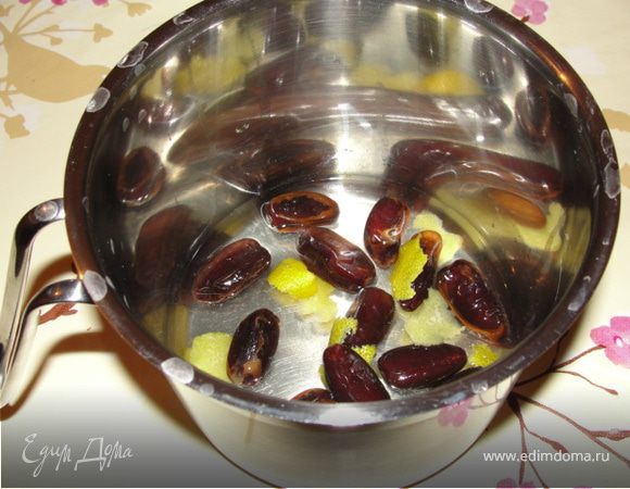 Перловку вымочить в воде 6-8 часов. Слить воду. В кастрюльку влить 100 мл воды, добавить финики и кусочки цедры лимона и дать этой массе закипеть. Снять с огня и дать остыть. 