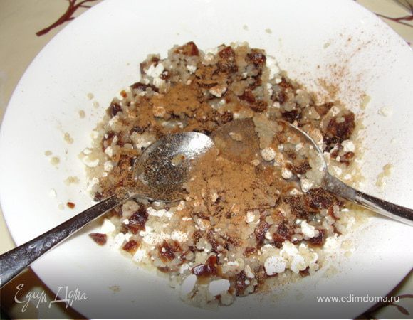 Почисть финики и мелко порубить их. Смешать с перловкой, творогом, медом, корицей.