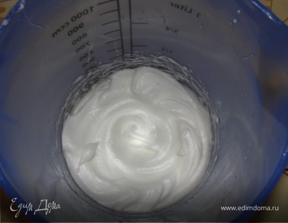 Белок взбить с щепоткой соли и осторожно ввести в основную массу.

