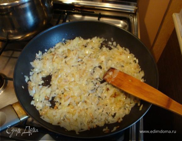 Готовим начинку: отделить мясо от костей, прокрутить через мясорубку, обжарить лук. 