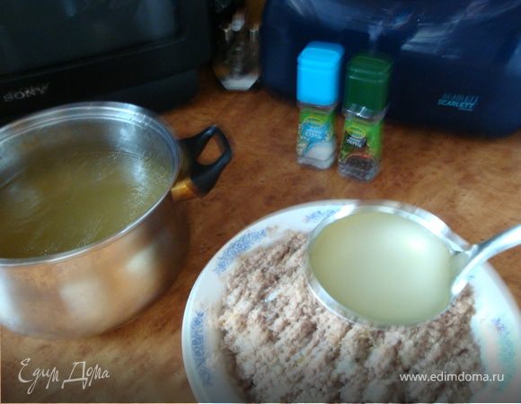 К мясу добавить соль (если это необходимо), перец, обжаренный лук и бульон - начинка должна получиться сочной.