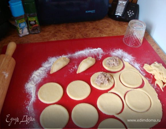Раскатать тесто в тонкий пласт. Вырезать кружочки стаканом. Разложить начинку.