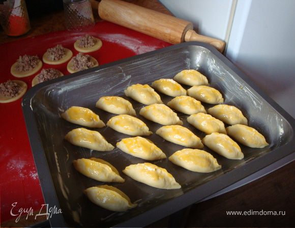 Сделать пирожочки, разместить на противне, смазать верх желтком и отправить в духовку на средний жар минут на 20-25.