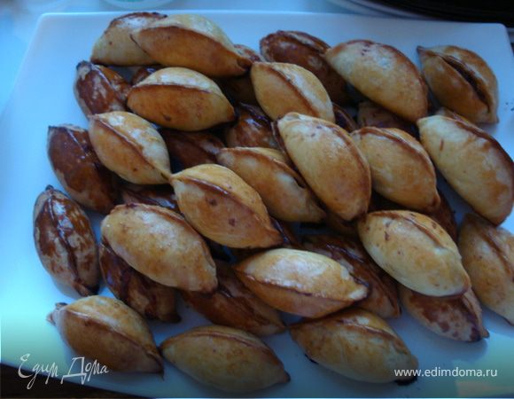 Готовые пирожки вынуть из духовки, налить бульон, посыпать его зеленью (лук, петрушка, укроп - что нравится) и позвать всех к столу. Согревающий воскресный обед готов.
Приятного аппетита!