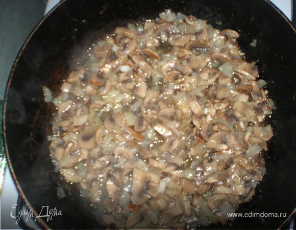Нарезать грибы и обжарить с луком на растительном масле до приятного золотистого цвета, остудить.