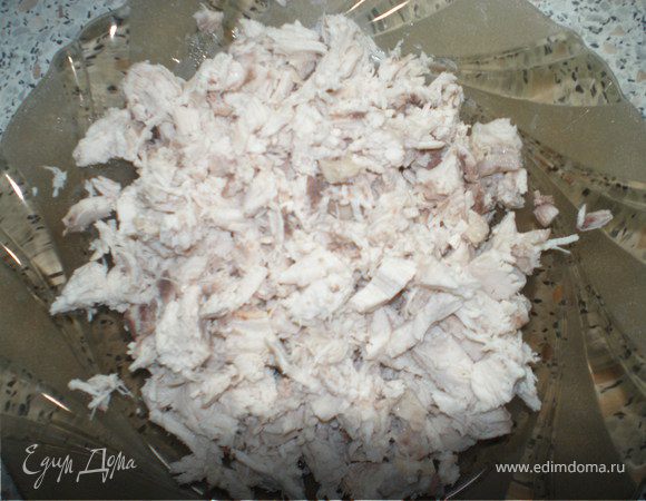 Грудку курицы отварить , остудить, нарезать мелкими кусочками.