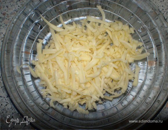 Натереть сыр на тёрке.