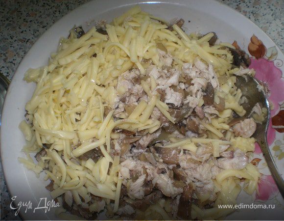 Смешать куриное мясо, грибы с луком и сыр посолить, поперчить по вкусу.