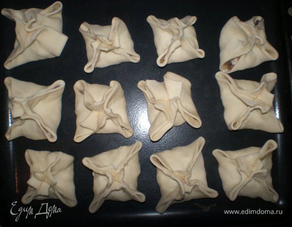 Защипать края квадратов. Выпекать до румяной корочки минут 15.