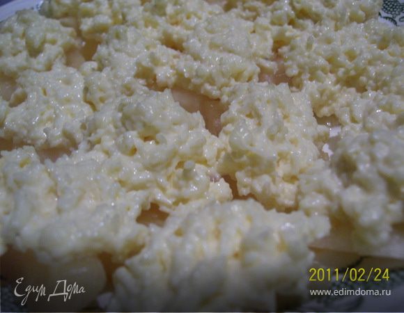 Ананасы можно взять любой формы (я имею в виду консервированные). Мне больше нравится вариант с кусочками. Сыр или брынзу натираем на мелкой терочке, заправляем майонезом, солим, добавляем чеснок.
Ну вот и все - ооочень быстро)