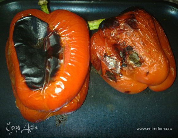 Натереть перцы и помидор оливковым маслом и отправит в духовку, разогретую до 180 градусов, минут на 20, до черных подпалин. И положить их затем в полиэтиленовый пакет минут на 5-7 (потом кожица будет легче сниматься).