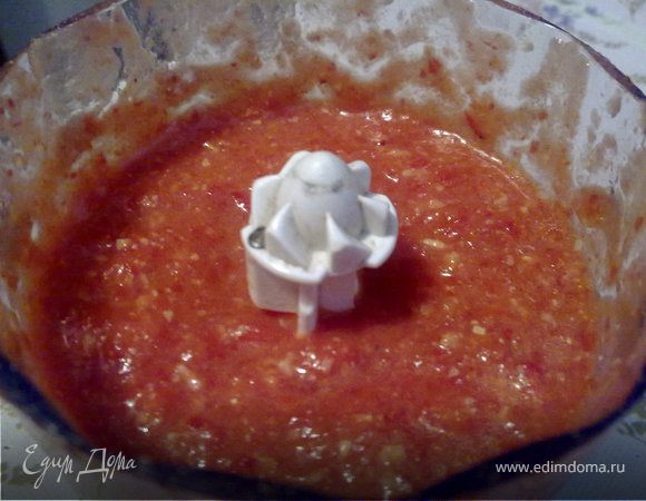 Мелко нарезать лук и чеснок, обжарить на сковороде до румяности. Перцы достать, очистить от шкурки и семян, помидор – от шкурки, и отправить в блендер, добавить пару столовых ложек оливкового масла и поджаренные на сухой сковороде кедровые орешки (можно и без них). И разрубить до состояния однородного пюре.