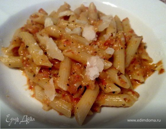 Получившееся пюре вылить в сковороду к луку и чесноку, добавить сливки, посолить, перчить, добавить базилик, дать побулькать минут 5, добавит немного мелко-мелко натертого пармезана (не более 1 ст ложки) и хорошо перемешать. В получившийся соус выложить отваренную аль-денте пасту, снова хорошо перемешать – и в тарелки! Сверху присыпать пармезаном. 