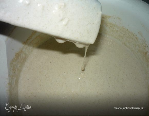 В тесто добавить опару, тщательно перемешать и оставит на 30-40 минут в теплом месте для брожения (не больше!). Консистенция теста должна быть промежуточной между привычными блинами и оладьями, поэтому, если тесто густовато, добавляем теплое молоко. А вот жидкое тесто пока не разбавляем, т.к. в процессе стояния тесто почему-то постоянно густеет. 