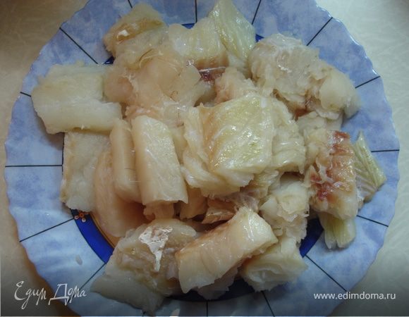 Подготовить рыбу: очистить от кожи, удалить кости, нарезать средними кусочками.