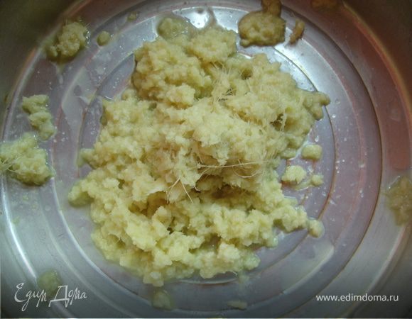 Треть имбирного корня натереть на мелкой тёрке.