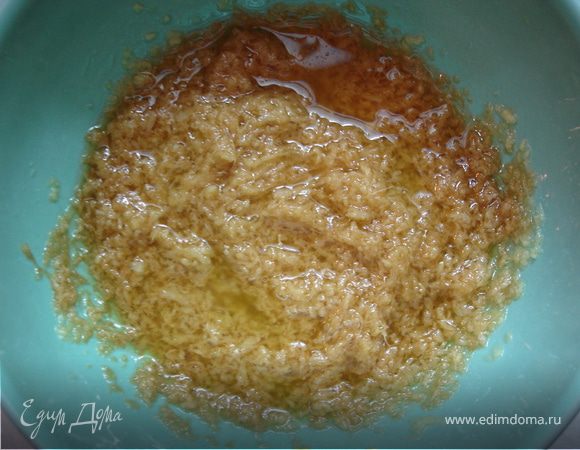 Соус: 3 ст.л. оливкого масла, 3 ст.л. кунжутного масла, 2 ст.л. соевого соуса, тёртый имбирь смешать в миске, отправить на разогретую сковородку Wok.