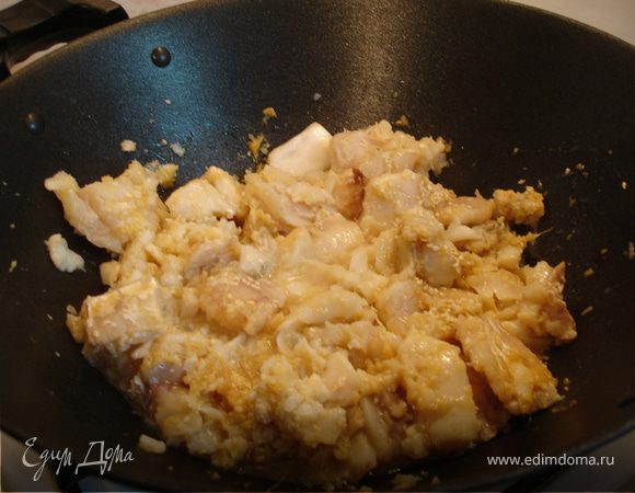 В сковороду добавить рыбу, посыпать кунжутными семечками, хорошо, но очень осторожно, перемешать с соусом. Жарить до готовности рыбы минут 6-8, мешать не часто и очень осторожно, иначе рыба превратится в кашу.))
Приятного аппетита! :))