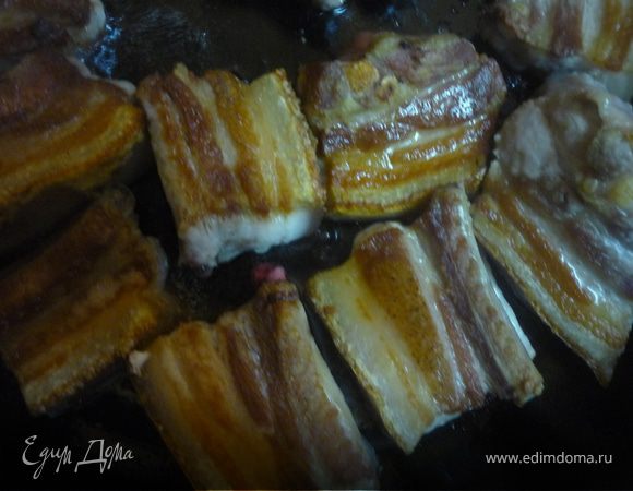 При желании ставим дрожжевое тесто для крышечек. Ребрышки рубим на небольшие кусочкитолщиной с 1 ребро, длиной 10 см, моем, обсушиваем бумажным полотенцем, обжариваем на сухой сковороде до золотистой корочки с 2-х сторон, складываем в горшочки (по 3-4 шт на порцию). У меня было 16 кусочков, которые я разложила в 4 горшка.