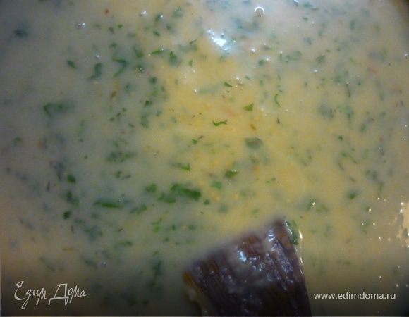 Готовим соус: Грудинку нарезаем крупной соломкой, обжариваем до золотистого цвета. Грудинку вынимаем, в жиру обжариваем лук до золотистого цвета. Добавляем смесь из блендера, доводим до кипения.  Засыпаем 4 столовые ложки муки, постоянно помешивая доводим до однородной консистенции и продолжая помешивать понемногу добавляем горячую воду, постоянно растирая комочки. Солим, добавляем пряности. Доводим до консистенции блинного теста. Заливаем соус в горшочки. Закрываем крышками.