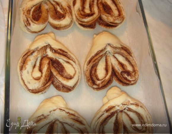 Готовый пирог выложить на деревянную доску и накрыть полотенцем до полного остывания.