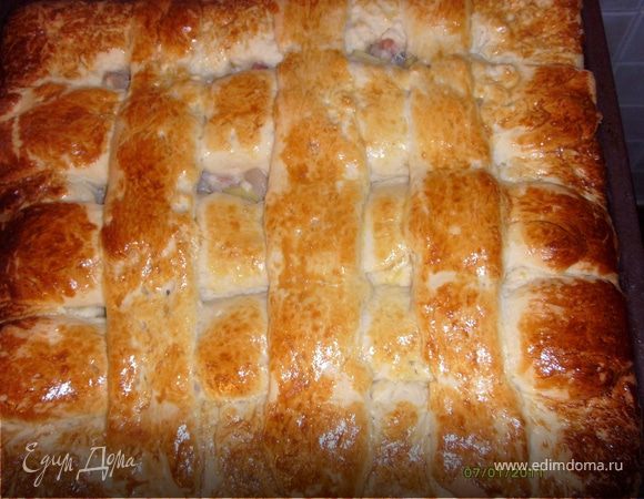 Из оставшегося теста делаем плюшки. Для этого разделить на кусочки по ~80-90гр. Раскатать лепешки, смазать растопленным сливочным маслом и посыпать корицей с сахаром. Свернуть в рулетик, сложить пополам и сделать надрез. Развернуть плюшку и выложить на противень на расстойку.