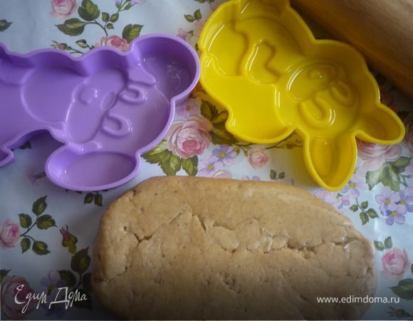 В молоко добавить 3 гвоздики, нагреть до 70*С, гвоздику достать, добавить сливочное масло, перемешать, добавить мед. Желтки взбить с сахаром. В медовую смесь добавить взбитые желтки, толченые орехи, просеянную муку и разрыхлитель. Вымесить тесто. У меня тесто несмотря на мои 15 минутные усилия очень прилипало к рукам. Поставить тесто в холодильник на 2-12 часов.