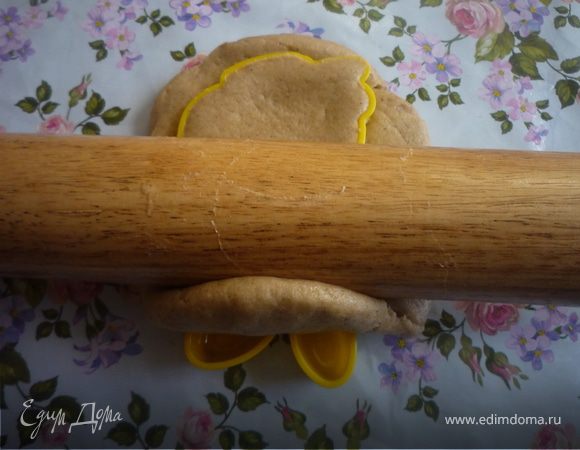 После охлаждения с тестом происходит чудо, оно перестает липнуть и легко раскатывается, даже без муки и масла, руки и скалку я слегка смазывала растительным маслом. Если в процессе работы нагревшееся тесто опять начинает липнуть, то его надо на несколько минут положить в морозилку. Раскатать тесто в пласт, толщиной 1-1,5 см, вырезать фигурки, выложить на смазанный раст. маслом лист и выпекать 15-30 минут при 180 градусах.  Пряники лучше не пересушивать, они должны остаться мягкими, особенно крупные. Можно формочки в виде животных смазать растительным маслом, заполнить пряничным тестом и получить печатные пряники. (формочки я нашла в игрушках у дочурки).